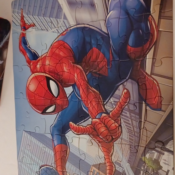Spiderman 48 piece puzzle and lunchbox - Picture 2 of 9